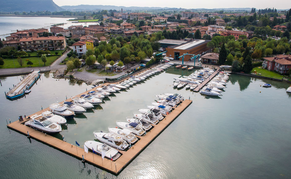 Visit Bellini Nautica and live Lake Iseo, among vintage Rivas and much more