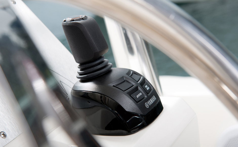 The Yamaha joystick can control even outboards. We tested for you