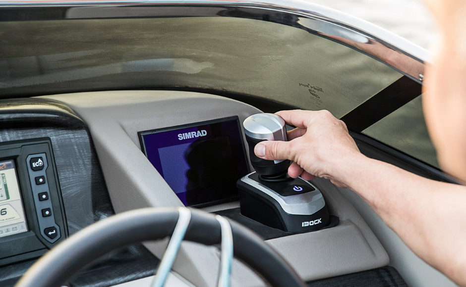 Finally also Evinrude has the joystick, and it's called iDock