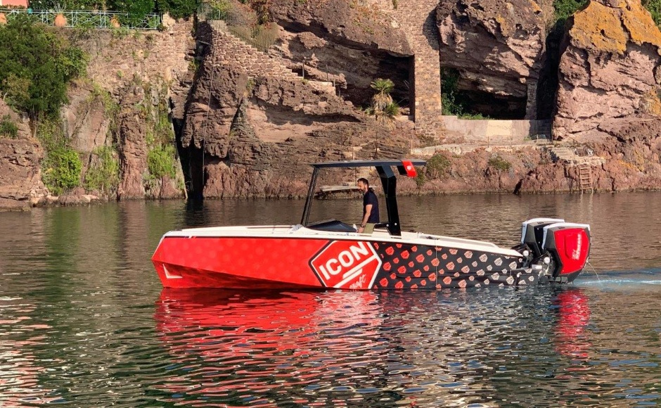Iconcraft 27 by Marino Alfani is a freshly-styled cruiser powered by Evinrude