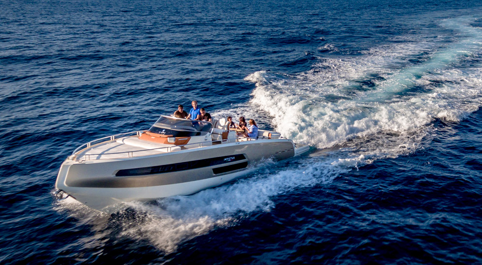 Invictus 370GT: what's behind that bent nose