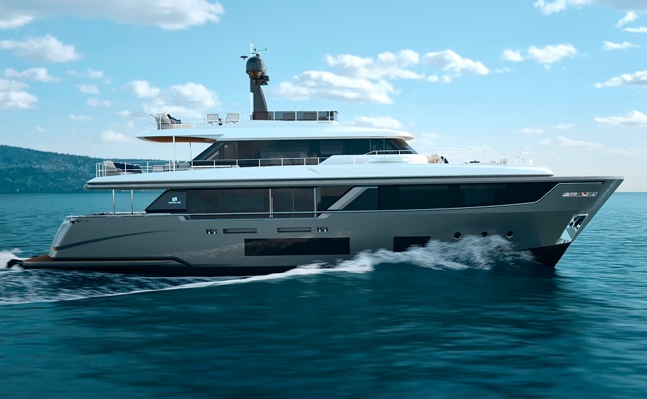 Custom Line Navetta 30, displacing, large and extremely comfortable
