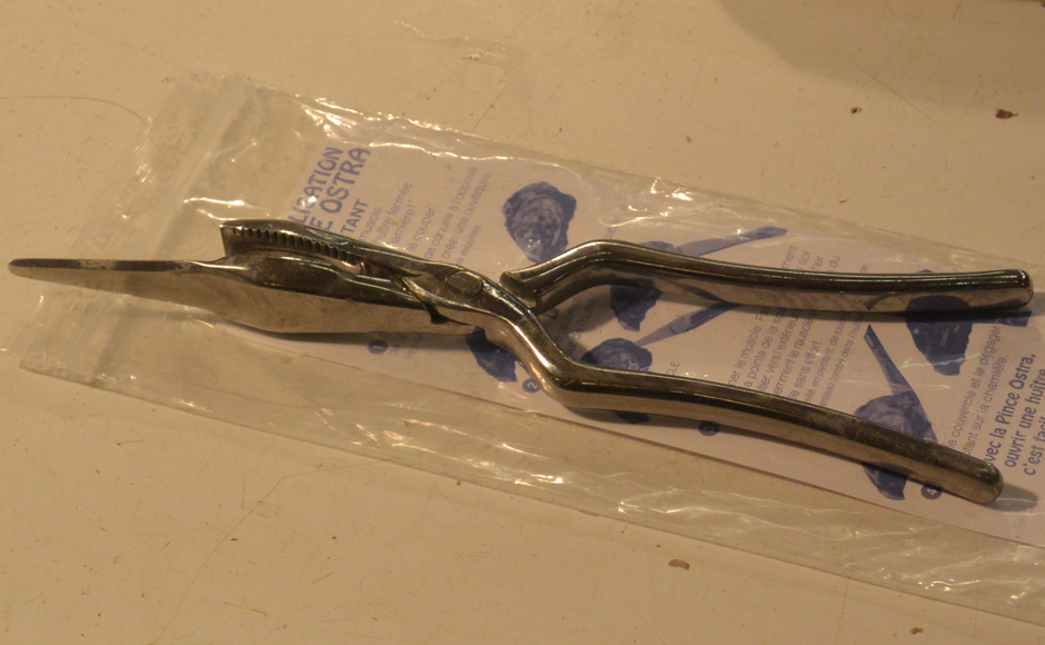 No more fighting with oysters with Ostra Pince