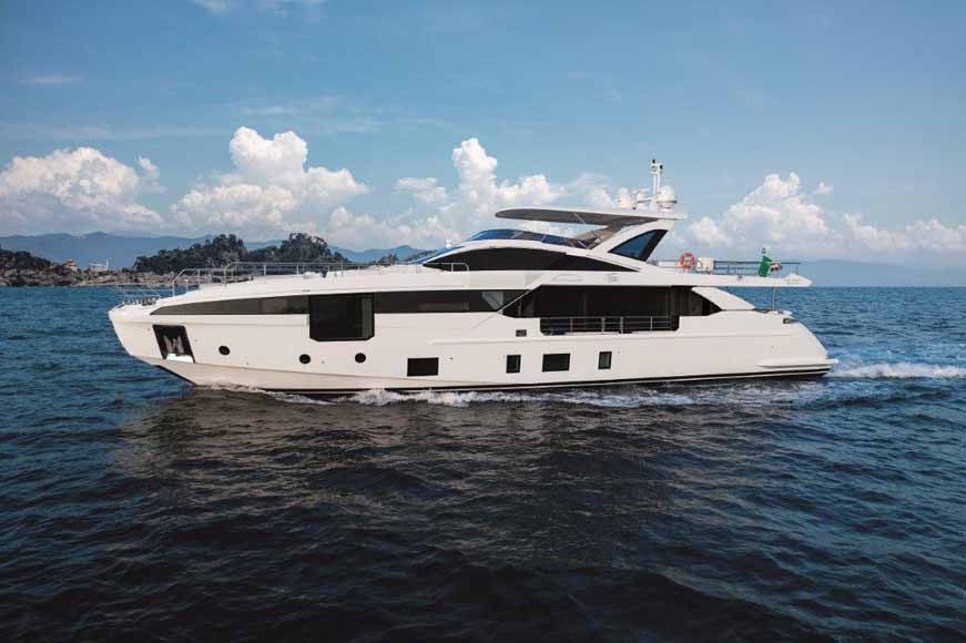 Azimut Grande 32 metri: protagonist in technology and style