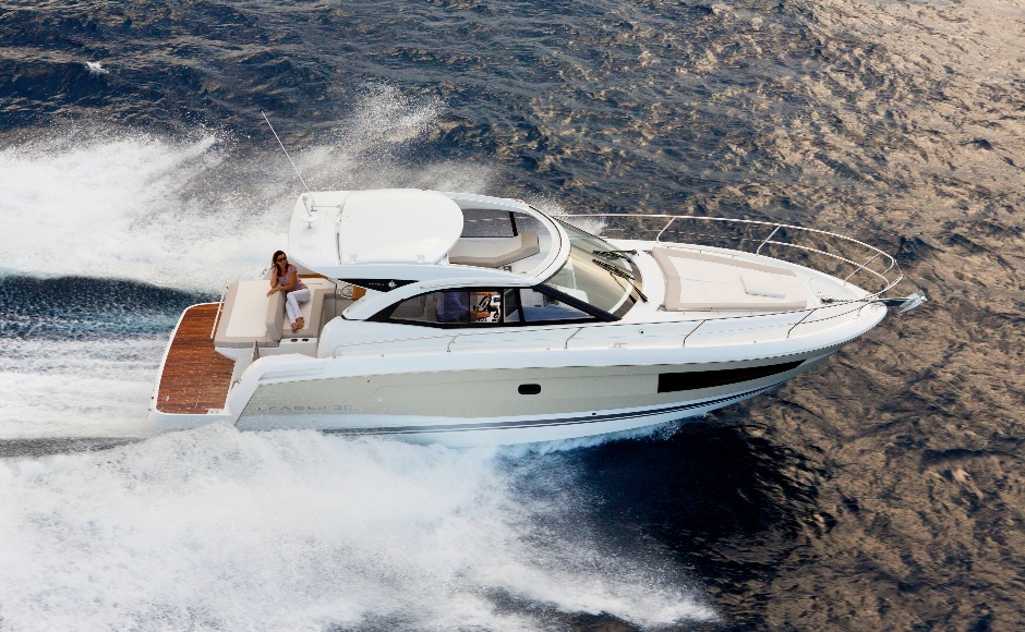 New in 2020: Jeanneau Leader 36 now has a lounge cockpit