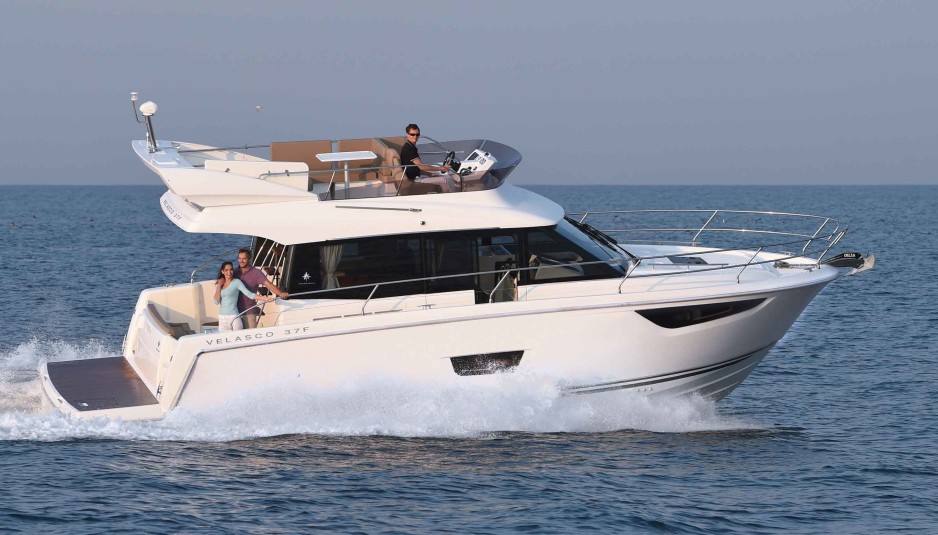 Jeanneau Velasco 37F , a different vision of cruising