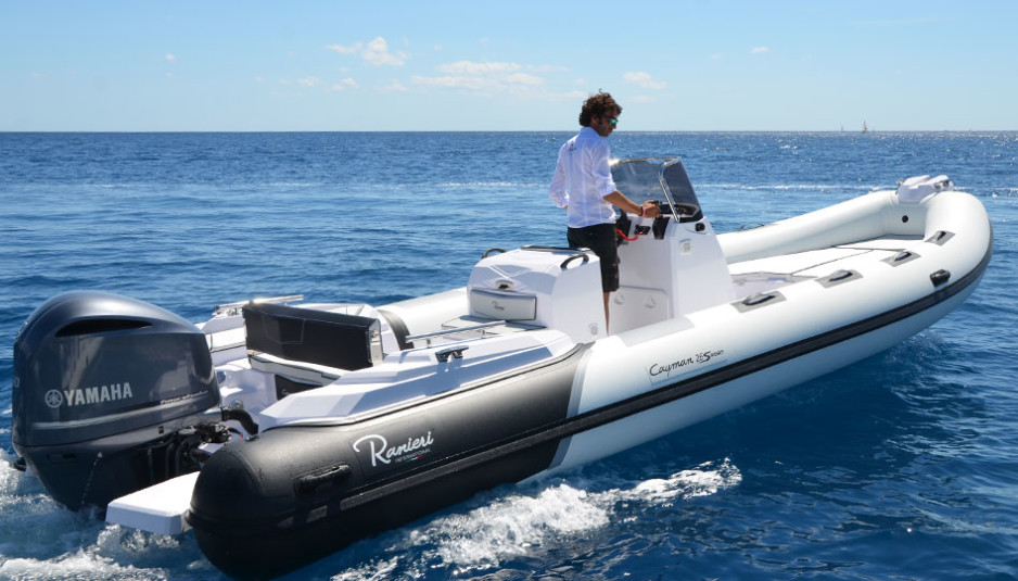 Ranieri International Cayman 26 Sport: space in eight meters